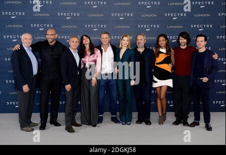 Michael G. Wilson (de gauche à droite), Dave Bautista, Christoph Waltz, Monica Bellucci, Daniel Craig, Lea, Seydoux, Sam Mendes, Naomie Harris, Ben Whishaw et Andrew Scott participant au phocall Specter, qui s'est tenu à la salle de bal de l'hôtel Corinthia, Whitehall PL, Londres. Banque D'Images