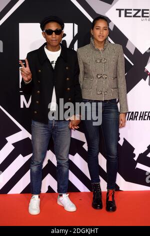 Pharrell Williams et Helen Lasichanh assistent aux MTV European Music Awards 2015 qui se tiennent au Forum Mediolanum di Assago à Milan, en Italie. Banque D'Images