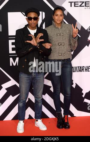 Pharrell Williams et Helen Lasichanh assistent aux MTV European Music Awards 2015 qui se tiennent au Forum Mediolanum di Assago à Milan, en Italie. Banque D'Images