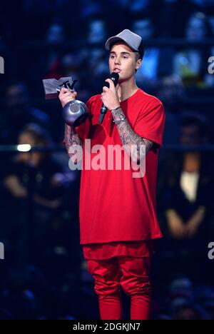 Justin Bieber reçoit le prix du meilleur look lors des MTV Europe Music Awards 2015, au Mediolanum, Assago, Milan. Banque D'Images