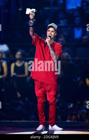 Justin Bieber reçoit le prix du meilleur look lors des MTV Europe Music Awards 2015, au Mediolanum, Assago, Milan. Banque D'Images