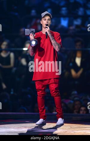 Justin Bieber reçoit le prix du meilleur look lors des MTV Europe Music Awards 2015, au Mediolanum, Assago, Milan. Banque D'Images