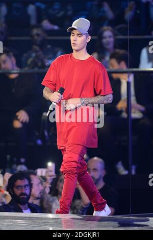 Justin Bieber reçoit le prix du meilleur look lors des MTV Europe Music Awards 2015, au Mediolanum, Assago, Milan. Banque D'Images