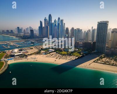 Les gratte-ciels de la marina de Dubaï et le bácg JBR avec des bâtiments de luxe et Stations dans l'un des endroits de voyage des Émirats arabes Unis Et les stations à Dubai Aerial v Banque D'Images