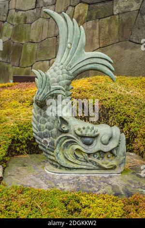 Sculpture japonaise de poissons mythologiques, Tokyo Japon Banque D'Images