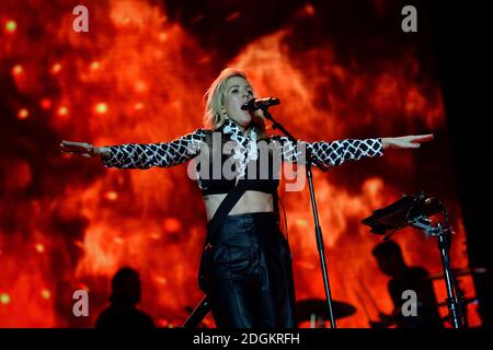 Ellie Goulding se produit sur scène pendant le Jingle Bell ball 2015 de Capital FM qui s'est tenu à l'O2 Arena, Londres Banque D'Images