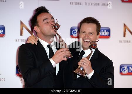 ANT (à gauche) et Dec aka Anthony McPartlin et Declan Donnelly avec leurs meilleurs présentateurs de télévision dans la salle de presse aux National Television Awards 2016 à l'O2 Arena, Londres. Banque D'Images