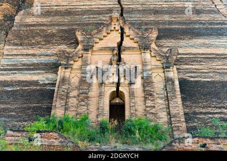 Mingun pagode - Mingun Pahtodawgy - temple fissuré, stupa de monument incomplet à Mingun près de Mandalay dans la région de Sagaing dans le centre du Myanmar - Birmanie on Banque D'Images