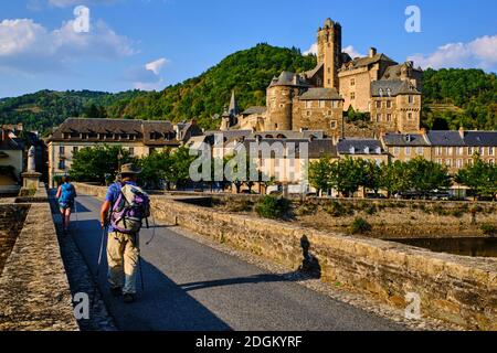 France, Aveyron (12), vallée du Lot, Estaing, marquée des plus beaux villages de France, scène sur le chemin Saint-Jacques-de-Compostelle, classé W Banque D'Images