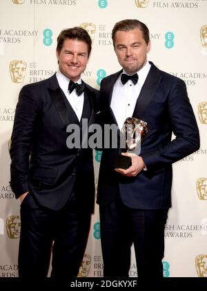 Leonardo DiCaprio (à droite) avec le BAFTA pour le meilleur film pour 'le revenant', ainsi que le présentateur Tom Cruise dans la salle de presse lors des EE British Academy film Awards à l'Opéra Royal, Bow Street, Londres. Photo de divertissement EMPICS. Date de la photo: Dimanche 14 février 2016. Le crédit photo devrait se lire comme suit : Doug Peters/ EMPICS Entertainment Banque D'Images