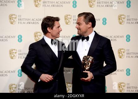 Leonardo DiCaprio (à droite) avec le BAFTA pour le meilleur film pour 'le revenant', ainsi que le présentateur Tom Cruise dans la salle de presse lors des EE British Academy film Awards à l'Opéra Royal, Bow Street, Londres. Photo de divertissement EMPICS. Date de la photo: Dimanche 14 février 2016. Le crédit photo devrait se lire comme suit : Doug Peters/ EMPICS Entertainment Banque D'Images