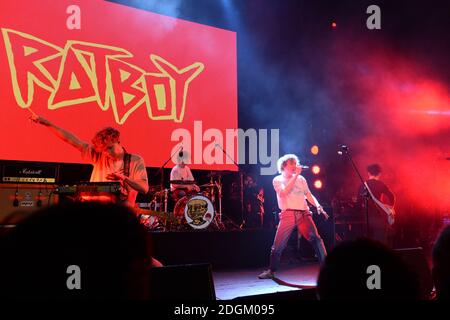 Le rat Boy se fait sur scène lors des NME Awards 2016 avec Austin, Texas, à l'O2 Brixton Academy, Londres. Banque D'Images