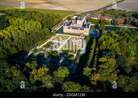 France, Loiret (45), Chilleurs-aux-Bois, Château de Chamerolles, propriété du département Loiret (vue aérienne) Banque D'Images