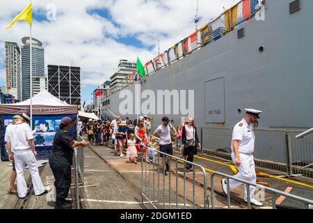 Des gens font la queue pour visiter le navire de la marine néo-zélandaise HMNZS Canterbury au Captain Cook Wharf, Auckland, Nouvelle-Zélande Banque D'Images