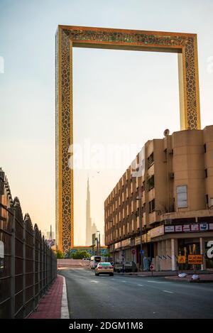 Dubaï, Émirats arabes Unis - 26 novembre 2020 : vieux quartier d'Al Karama avec Dubaï cadre s'élevant au-dessus et encadrant Burj Khalifa et le d moderne Banque D'Images