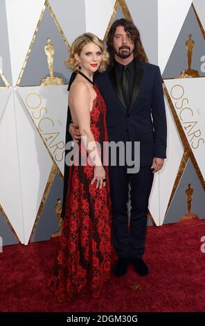 Dave Grohl et sa femme Jordyn Blum arrivent au 88e Academy Awards qui s'est tenu au Dolby Theatre à Hollywood, Los Angeles, CA, États-Unis, le 28 février 2016. Banque D'Images