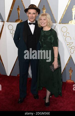 Mark Rylance et Claire van Kampen arrivent au 88e Academy Awards qui s'est tenu au Dolby Theatre à Hollywood, Los Angeles, CA, États-Unis, le 28 février 2016. Banque D'Images