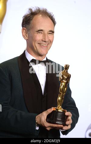 Mark Rylance avec le Academy Award pour le meilleur acteur de soutien dans la salle de presse des 88e Academy Awards qui se tiennent au Dolby Theatre à Hollywood, Los Angeles, CA, Etats-Unis. Banque D'Images