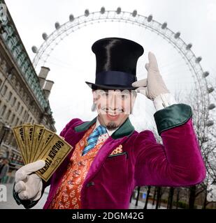 Willy Wonka a échappé aujourd'hui à sa maison du West End pour offrir un billet d'or spécial au London Eye de Coca-Cola pour lancer le View of Pure imagination, le Charlie de Pâques du London Eye et l'expérience de la chocolaterie. Vous aurez également la chance de gagner le Grand Prix spécial Golden Ticket, qui vous permettra de remporter des prix, notamment des billets et une visite VIP des coulisses de Roald Dahl's Charlie et de la Chocolate Factory The musical, une capsule de fête privée sur le London Eye et un séjour à l'hôtel de Londres. Banque D'Images