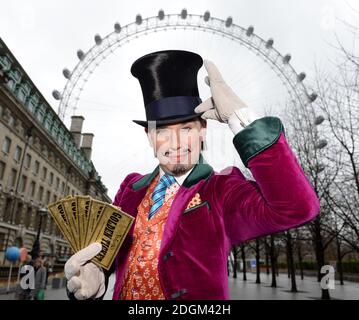 Willy Wonka a échappé aujourd'hui à sa maison du West End pour offrir un billet d'or spécial au London Eye de Coca-Cola pour lancer le View of Pure imagination, le Charlie de Pâques du London Eye et l'expérience de la chocolaterie. Vous aurez également la chance de gagner le Grand Prix spécial Golden Ticket, qui vous permettra de remporter des prix, notamment des billets et une visite VIP des coulisses de Roald Dahl's Charlie et de la Chocolate Factory The musical, une capsule de fête privée sur le London Eye et un séjour à l'hôtel de Londres. Banque D'Images