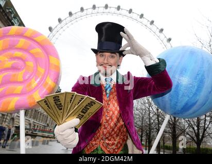 Willy Wonka a échappé aujourd'hui à sa maison du West End pour offrir un billet d'or spécial au London Eye de Coca-Cola pour lancer le View of Pure imagination, le Charlie de Pâques du London Eye et l'expérience de la chocolaterie. Vous aurez également la chance de gagner le Grand Prix spécial Golden Ticket, qui vous permettra de remporter des prix, notamment des billets et une visite VIP des coulisses de Roald Dahl's Charlie et de la Chocolate Factory The musical, une capsule de fête privée sur le London Eye et un séjour à l'hôtel de Londres. Banque D'Images