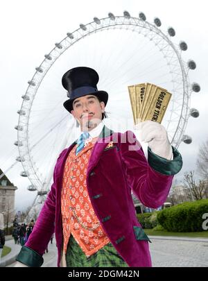 Willy Wonka a échappé aujourd'hui à sa maison du West End pour offrir un billet d'or spécial au London Eye de Coca-Cola pour lancer le View of Pure imagination, le Charlie de Pâques du London Eye et l'expérience de la chocolaterie. Vous aurez également la chance de gagner le Grand Prix spécial Golden Ticket, qui vous permettra de remporter des prix, notamment des billets et une visite VIP des coulisses de Roald Dahl's Charlie et de la Chocolate Factory The musical, une capsule de fête privée sur le London Eye et un séjour à l'hôtel de Londres. Banque D'Images