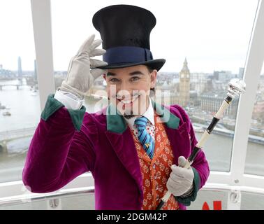 Willy Wonka a échappé aujourd'hui à sa maison du West End pour offrir un billet d'or spécial au London Eye de Coca-Cola pour lancer le View of Pure imagination, le Charlie de Pâques du London Eye et l'expérience de la chocolaterie. Vous aurez également la chance de gagner le Grand Prix spécial Golden Ticket, qui vous permettra de remporter des prix, notamment des billets et une visite VIP des coulisses de Roald Dahl's Charlie et de la Chocolate Factory The musical, une capsule de fête privée sur le London Eye et un séjour à l'hôtel de Londres. Banque D'Images