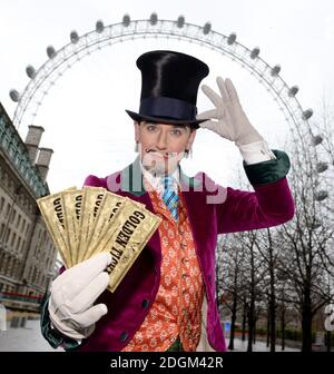 Willy Wonka a échappé aujourd'hui à sa maison du West End pour offrir un billet d'or spécial au London Eye de Coca-Cola pour lancer le View of Pure imagination, le Charlie de Pâques du London Eye et l'expérience de la chocolaterie. Vous aurez également la chance de gagner le Grand Prix spécial Golden Ticket, qui vous permettra de remporter des prix, notamment des billets et une visite VIP des coulisses de Roald Dahl's Charlie et de la Chocolate Factory The musical, une capsule de fête privée sur le London Eye et un séjour à l'hôtel de Londres. Banque D'Images