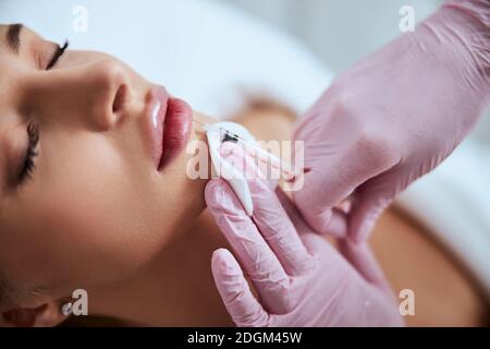 Belle jeune femme subissant une procédure cosmétique non chirurgicale Banque D'Images