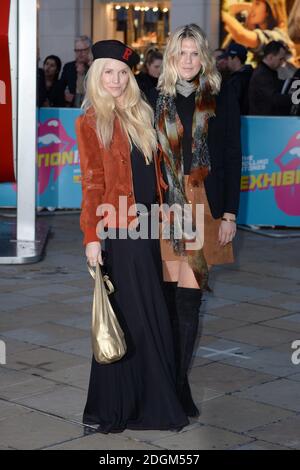 Theodora Richards (à gauche) et Alexandra Richards arrivent à l'exhibitionnisme, le gala de la nuit d'ouverture de l'exposition Rolling Stones à la Saatchi Gallery, Londres. Banque D'Images