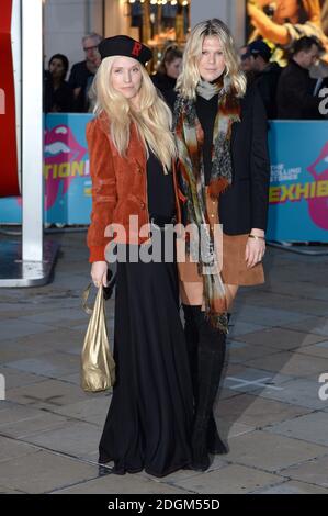 Theodora Richards (à gauche) et Alexandra Richards arrivent à l'exhibitionnisme, le gala de la nuit d'ouverture de l'exposition Rolling Stones à la Saatchi Gallery, Londres. Banque D'Images