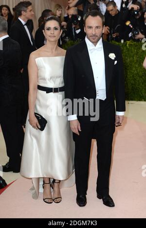 Livia Firth et Tom Ford participant au Metropolitan Museum of Art met Gala 2016, à New York, États-Unis. Le crédit photo devrait se lire comme suit : Doug Peters/EMPICS Entertainment Banque D'Images