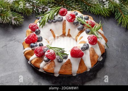 Gâteau de Noël à la framboise, à la myrtille et au romarin Banque D'Images