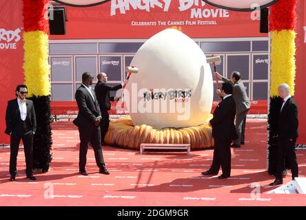 Timur Rodriguez, Omar Sy, John Cohen, Josh Gad, Maccio Capatonda et Raya Abirached assistant au film Angry Birds qui s'est tenu au Majestic Pier. Partie du 69e Festival de Cannes en France. (Crédit obligatoire : Doug Peters/EMPICS Entertainment) Banque D'Images