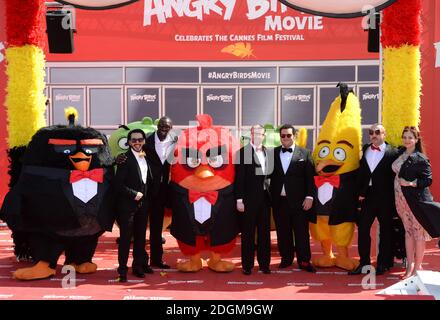 Timur Rodriguez, Omar Sy, John Cohen, Josh Gad, Maccio Capatonda et Raya Abirached assistant au film Angry Birds qui s'est tenu au Majestic Pier. Partie du 69e Festival de Cannes en France. (Crédit obligatoire : Doug Peters/EMPICS Entertainment) Banque D'Images