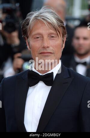 Mads Mikkelsen participant à la première aimante, qui s'est tenue au Palais de Festival. Partie du 69e Festival de Cannes en France. Banque D'Images
