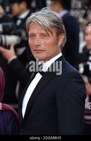 Mads Mikkelsen participant à la première aimante, qui s'est tenue au Palais de Festival. Partie du 69e Festival de Cannes en France. Banque D'Images