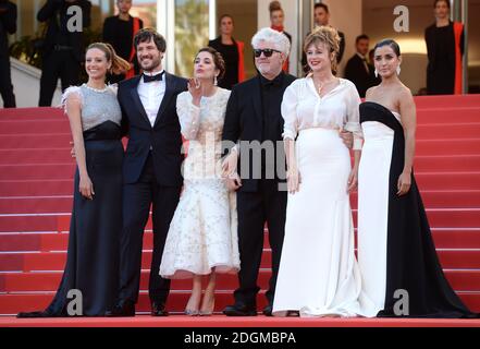 INMA Cuesta, Emma Suarez, Pedro Almodovar, Adriana Ugarte, Daniel Grao et Michelle Jenner assistent à la première Julieta, qui s'est tenue au Palais de Festival. Partie du 69e Festival de Cannes en France. (Crédit obligatoire : Doug Peters/EMPICS Entertainment) Banque D'Images