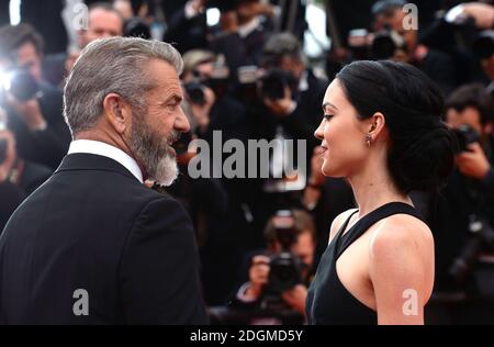 Mel Gibson et sa petite amie Rosalind Ross assistent à la cérémonie de clôture du Festival de Cannes et aux Palme d'Or Awards, qui se tiennent au Palais de Festival. Partie du 69e Festival de Cannes en France. Banque D'Images