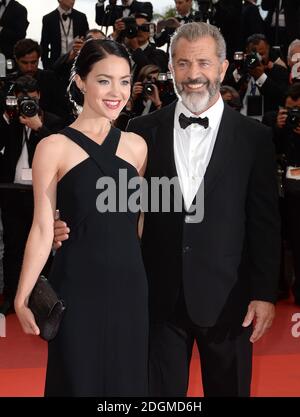 Mel Gibson et sa petite amie Rosalind Ross assistent à la cérémonie de clôture du Festival de Cannes et aux Palme d'Or Awards, qui se tiennent au Palais de Festival. Partie du 69e Festival de Cannes en France. Banque D'Images