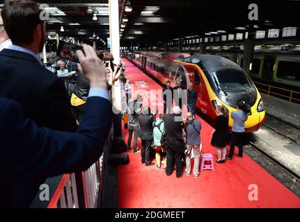 Liam Hemsworth, Roland Emmerich et Jeff Goldblum assistent au dévoilement officiel du jour de l'indépendance : train enroulé de résurgence, Euston Station, Londres. Le crédit photo doit être lu par Doug Peters/EMPICS Entertainment Banque D'Images