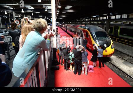 Liam Hemsworth, Roland Emmerich et Jeff Goldblum assistent au dévoilement officiel du jour de l'indépendance : train enroulé de résurgence, Euston Station, Londres. Le crédit photo doit être lu par Doug Peters/EMPICS Entertainment Banque D'Images