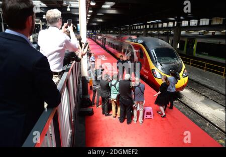 Liam Hemsworth, Roland Emmerich et Jeff Goldblum assistent au dévoilement officiel du jour de l'indépendance : train enroulé de résurgence, Euston Station, Londres. Le crédit photo doit être lu par Doug Peters/EMPICS Entertainment Banque D'Images
