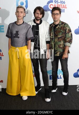 (De gauche à droite) Olly Alexander, Mikey Goldsworthy et Emre Turkmen d'années et d'années fréquentant le Capital FM Summertime ball 2016, stade Wembley, Londres. Le crédit photo doit être lu par Doug Peters/EMPICS Entertainment Banque D'Images