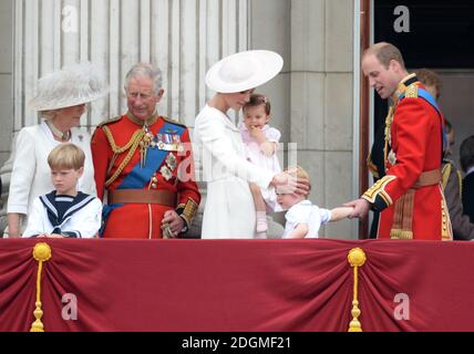 Camilla, duchesse de Cornouailles, Prince Charles, Prince de Galles, Catherine, duchesse de Cambridge, princesse Charlotte de Cambridge, Prince George et Prince William, duc de Cambridge se tiennent sur le balcon de Buckingham Palace à la suite de la cérémonie de Trooping de la couleur à Londres qui marque le 90e anniversaire officiel de la Reine, Londres. Le crédit photo doit être lu par Doug Peters/EMPICS Entertainment Banque D'Images