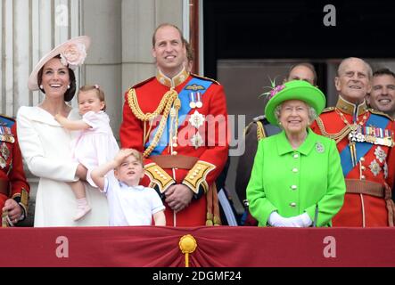 Catherine, duchesse de Cambridge, princesse Charlotte de Cambridge, prince George, prince William, duc de Cambridge, reine Elizabeth ll et prince Philip, duc d'Édimbourg se tiennent sur le balcon de Buckingham Palace à la suite de la cérémonie de la Trooping de la couleur à Londres qui marque le 90e anniversaire officiel de la reine, Londres. Le crédit photo doit être lu par Doug Peters/EMPICS Entertainment Banque D'Images