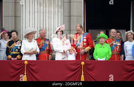 Zara Phillips, princesse Anne, Camilla, duchesse de Cornouailles, prince Charles, prince de Galles, Catherine, duchesse de Cambridge, princesse Charlotte de Cambridge, prince George, prince William, duc de Cambridge, prince Harry, reine Elizabeth ll, prince Philip, duc d'Édimbourg et Sophie, La comtesse de Wessex se trouve sur le balcon de Buckingham Palace après la cérémonie de Trooping de la couleur à Londres qui marque le 90e anniversaire officiel de la reine, Londres. Le crédit photo doit être lu par Doug Peters/EMPICS Entertainment Banque D'Images