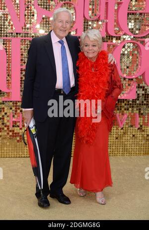 Neil Durden-Smith et Judith Chalmers participant à la première du monde du film absolument fabuleux qui s'est tenue au cinéma Odeon à Leicester Square, Londres Banque D'Images