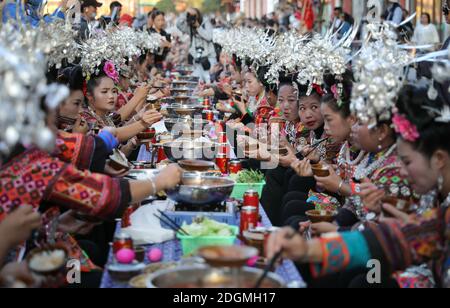 Près de 1,000 personnes Hmong se déguisent en magnifiques costumes ethniques pour célébrer le nouvel an Hmong dans le comté de Leishan, Qiandongnan Miao et Dong Autonomous Banque D'Images