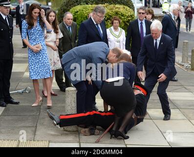 Le duc de Cambridge aide le vice-Lord, le lieutenant Jonathan Douglas-Hughes, après qu'il soit tombé au cours d'une visite à l'académie des stewards avec Heads Together, Harlow, Essex. Le crédit photo devrait se lire: Doug Peters/EMPICS Entertainment Banque D'Images